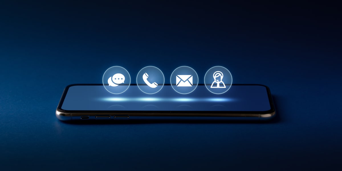 Kontaktieren Sie uns Symbole über einem Mobiltelefon